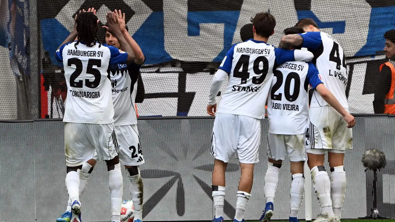 Fußball-Bundesliga: Alleine in Hamburg: HSV feiert bewegte Rückkehr-Saison